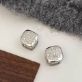 Detailansicht silberner quadratischer Ohrringe mit Zirkonia-Steinen im 3x3-Matrix - Silberne quadratische Huggie-Ohrringe mit Stern-Zirkonia