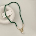 Dettaglio della collana di perle d'acqua dolce e malachite con chiusura a levetta dorata - Collana Texture Malachite Verde con Ciondolo in Perla d'Acqua Dolce
