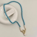 Dettaglio della collana di turchese con perle d'acqua dolce e ciondolo barocco - Collana Turchese Blu con Ciondolo in Perla d'Acqua Dolce
