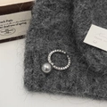 Dettaglio anello regolabile in argento con perla grigia e pietre in zircone pave - Aperto Regolabile / Grigio