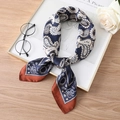Foulard di seta vintage blu navy con motivo paisley e bordo rosso su scrivania - Blu Notte Paisley (FJ295-4)