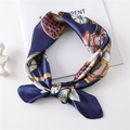 Foulard in seta blu navy con stampa a catena dorata e carrozza su fondo bianco - Blu Notte