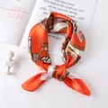 Elegante foulard in seta 60 cm con stampa vintage di carrozze in raso arancione - Arancione
