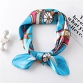 Elegante foulard quadrato in seta con stampa di carrozza vintage e catene dorate - Blu Oro