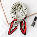 Vue détaillée du foulard en soie crème à pois noirs avec des bords rouges ondulés - Pois Blancs Avec Bordure à Rayures Rouges