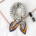 Foulard a pois plissettato con bordo geometrico a contrasto su supporto espositivo - Pois Bianchi Con Bordo a Righe Gialle