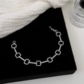 Dettaglio bracciale in argento con maglie geometriche lucide e zirconi micro-pave - Bracciale a Catena Semplice Argentato