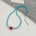 Dettaglio della collana di turchese con perla centrale rossa e chiusura a moschettone argento - Collana di Turchese Blu Con Pendente a Perla Rossa