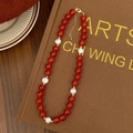 Dettaglio di perle di agata rossa e perle barocche su una collana fatta a mano con chiusura - Collana di Perline in Agata Rossa da 10mm e Perle d'Acqua Dolce