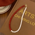 Dettaglio macro della collana di perle di agata rossa e perle bianche con chiusura OT oro - Collana di Perline in Agata Rossa da 8mm e Perle di Cristallo