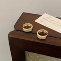 Dettaglio di orecchini a cerchio dorati con doppia fila di zirconi in micro-pavé - Orecchino a Cerchio Zircone Micro-Pave Oro