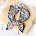 Foulard étroit en soie synthétique à fleurs bleu clair pour cou ou comme bandeau cheveux - 90x10cm / Bordure Bleue Florale
