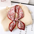 Foulard étroit en soie à fleurs roses noué en nœud sur une blouse beige élégante - 90x10cm / Bordure Rouge Florale