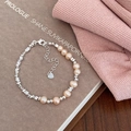 Detalle de pulsera de perlas rosas con cuentas de plata y colgante de corazón - Pulsera De Perlas De Agua Dulce Con Cuentas De Plata