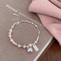 Detalle de pulsera de perlas rosas con colgante de corazón y dije cuadrado grabado - Colgante De Corazón Cuentas De Plata Pulsera De Perlas De Agua Dulce