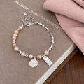 Detalle de la pulsera de perlas de agua dulce con dije de corazón y cierre ajustable - Colgante De Placa De Corazón Cuentas De Plata Pulsera De Perlas De Agua Dulce