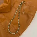 Detail van kralenketting van agaat met groene stenen en goudkleurige karabijnsluiting - Groene Agaat Kralenketting (B-349)