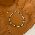 Detail van handgemaakte agaat ketting met groene en gouden accenten op een leren basis - Groene Agaat Kralenarmband (B-349)