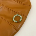 Detailopname van een handgemaakte kralenring met groene agaat en kristallen kralen - Groene Agaat Kralenring (B-349)