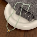 Dettaglio della collana di perle con pietre naturali verde chiaro e ciondolo aurora - Stile con Perla Piccola da 3mm e Ciondolo a Goccia d'Acqua