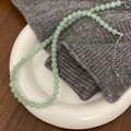 Dettaglio della collana in pietre naturali verde chiaro con chiusura a moschettone regolabile - Stile a Catena Singola con Perla Grande da 6mm