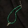 Détail du collier de perles en pierre naturelle verte avec pendentif noeud doré chic - Collier Pendentif Nœud Style Bambou Vert Foncé