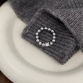 Anello minimalista con perle grigie e cristallo centrale su una manica in maglia - Anello di Perle Grigie e Zircone