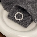 Anello di perle elegante con perle bianche tonde e zircone lucido su tessuto grigio - Anello di Perle Bianche e Zircone