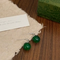 Détail macro de boucles d'oreilles en calcédoine verte et crochets en argent - Crochets d'Oreilles Argentés en Calcédoine Verte (A-471)