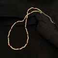 Détail du collier de perles facettées plaqué or et pierres rouges avec fermoir - Fruit du Dragon
