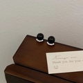 Vue détaillée de boucles d'oreilles en perles noires avec zircons sur boîte en bois - Agate Noire Zircon Boucles d'Oreilles Clous