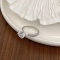Detailopname van een zilveren ring met grote ronde zirkoon en elegante pavézetting - Zilver