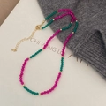 Dettaglio della collana artigianale con perline magenta e verde scuro e chiusura oro - Collana di Perline in Pietra Naturale Rosa Frutto del Dragone