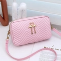 Rosa gesteppte Schultertasche mit Wellenmuster und goldener Flamingo-Metallschnalle - Rosa