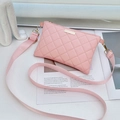 Sac bandoulière rose matelassé avec détails dorés et large sangle sur bureau blanc - Rose