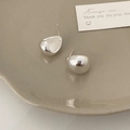 Macro di orecchini a lobo a goccia d'argento con trama in metallo spazzolato su ceramica - Argento