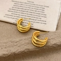 Schicke mehrlagige goldene Creolen mit einem polierten Dreifach-Ring-Halbkreis-Design - C-Förmiger Mehrlagiger Ringstil (A-1177) / Gold