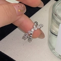 Dettaglio anello a cuore argento con zirconi a micro-incastonatura indossato sulla mano - Anello in argento aperto in zirconia a cuore (C-31)