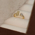Makroaufnahme verstellbarer Goldring mit T-Form und fein besetzten Zirkonia-Steinen - Goldener T-Form Offener Ring