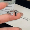 Detaillierte Nahaufnahme eines silbernen offenen Rings mit quadratischem Zirkonia-Stein - Silberner T-Form Offener Ring