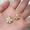 Eleganti orecchini a fiore a cinque petali placcati in oro con petali bianchi e champagne - Orecchini Fiore Bicolore Bianco (A-429)