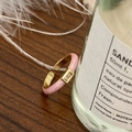Nahaufnahme eines rosafarbenen Emaille-Goldrings mit rechteckigem Zirkonia-Stein - Rosa