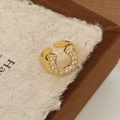 Makro-Detailansicht des Hufeisenrings mit Mikrozirkonia auf vergoldetem Metall - Einstellbar Offen / Gold Mikropavé-Zirkon