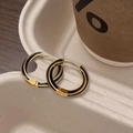 Detalle de pendientes de aro dorados con esmalte negro sobre una bandeja beige - Negro