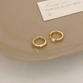 Piccoli orecchini a cerchio dorati minimalisti su vassoio con biglietto di grazie - Orecchino a Cerchio Liscio Oro