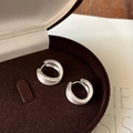 Macro-opname van zilveren geborstelde oorringen in een donkerbruine fluwelen juwelendoos - Mat Geborstelde Brede Huggie Hoop Stijl (A-726) / Zilver