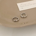 Orecchini a cerchio in argento lucido su un piatto di ceramica con un biglietto regalo - Orecchino a Cerchio Liscio Argento