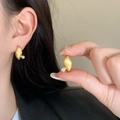 Minimalistische geometrische gouden oorbellen met matte textuur en elegante parels - Gedraaide Blad Parel Stijl (A-1053) / Goud