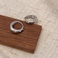 Macro di orecchini a cerchio in argento con zirconi micro-incastonati su legno - Argento