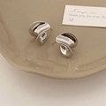 Detail van zilveren spiraal oorbellen met vloeibaar design op een keramische tray - Onregelmatige Gestroomlijnde Organische Stijl (A-11) / Zilver